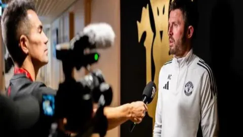 国足半场不敌澳大利亚 0-2落后 央视新闻客户端报道